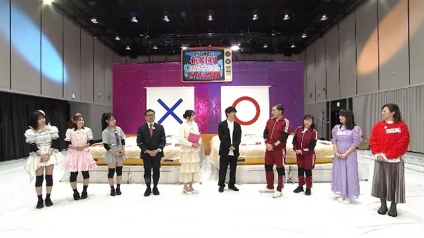 ○×クイズをはじめる出演者たち