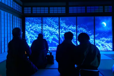 光彫り作品を鑑賞する様子