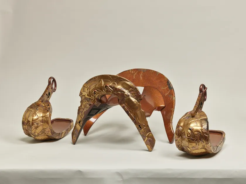 6. 鶴亀蒔絵鞍鐙