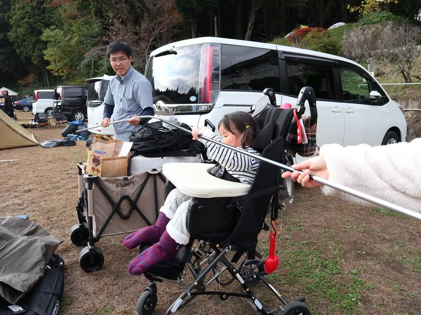 テント設営する医療的ケア児のご家族
