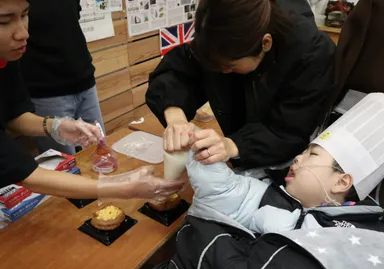 シュークリームデコレーション体験に参加する医療的ケア児のご家族