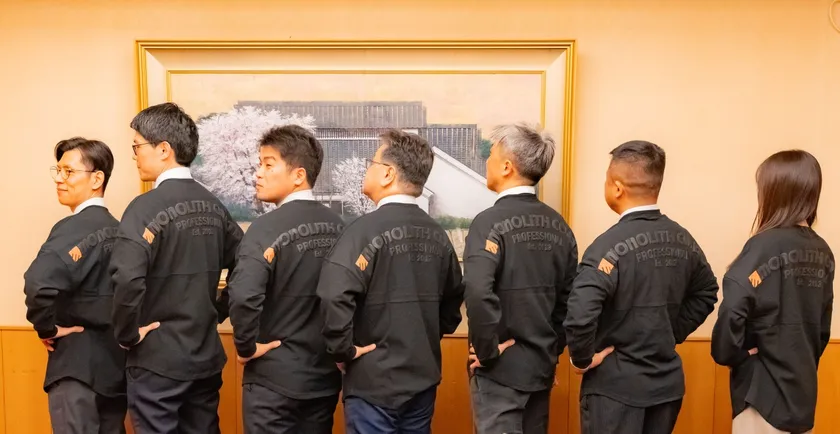 モノリスのユニフォームを着て