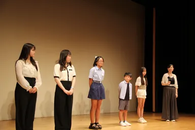 左から、浅沼愛笑さん、森彩華さん、久保田舞風さん、内田侑吾さん、横須賀京香さん、高山直美監督