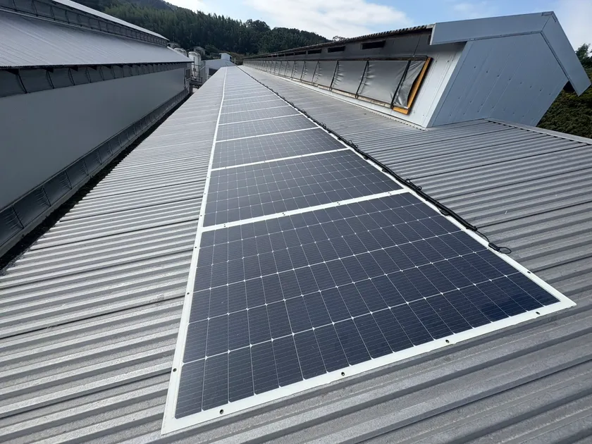 今回施工を行った薄型太陽光パネル