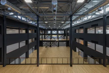 新本社内 「ローランド・アリーナ」と、それを取り囲む「ローランド・サーキット」