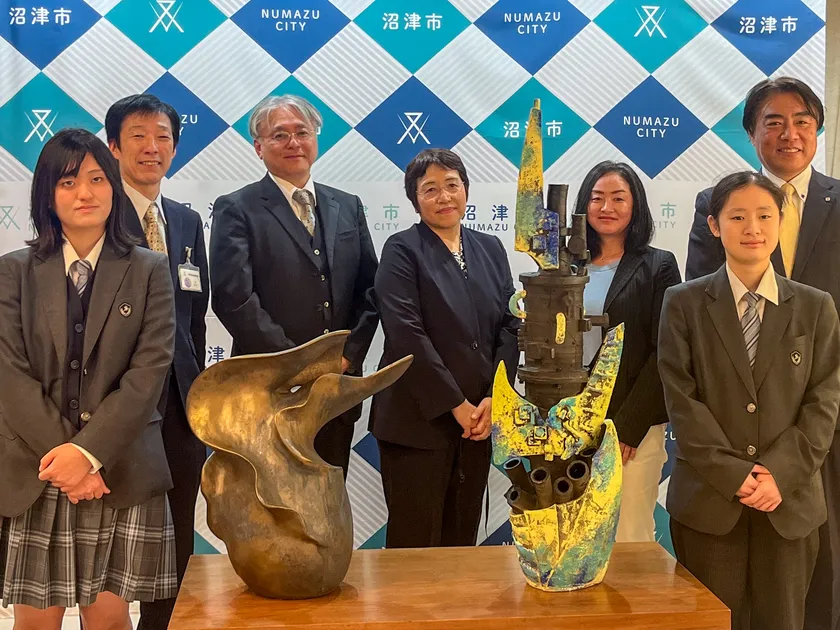 沼津市長表敬訪問を行った吉住優月さん(前列左)と門倉菜々香さん(前列右)