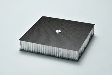 太陽電池パネルに用いるCFRPとアルミハニカムのサンドイッチ構造体