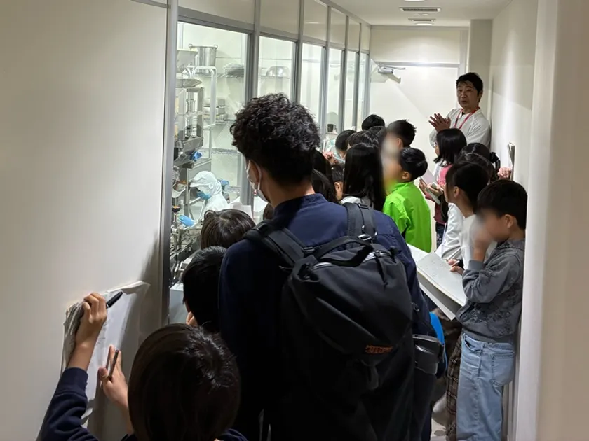 製造工程を熱心に見学する子どもたち