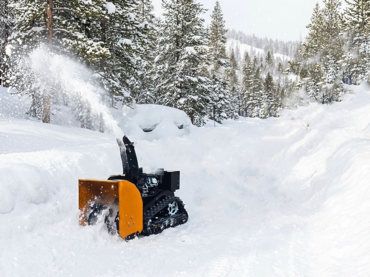 人が雪に挑む時代は終わる？” 遠隔操作ラジコン除雪機「ユキゾー