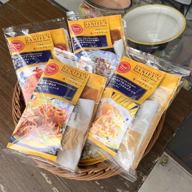 鮮やかな黄色のパッケージが目を惹くパスタセットは冷蔵／冷凍で販売