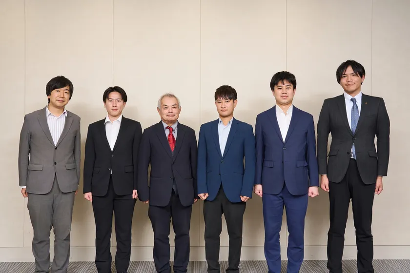 東洋製罐グループホールディングス株式会社 永井 恒明氏(左から3番目)、清水 秀平氏(左から4番目)