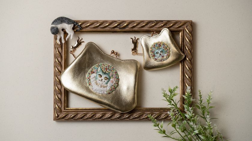 「全てのネコが隙だらけに眠れますように」
aonecoプロジェクト、ビーズアクセサリー作家
Hiroe Takagi氏との特別コラボアイテムを発表！
手刺繍が光る革小物を受注販売開始