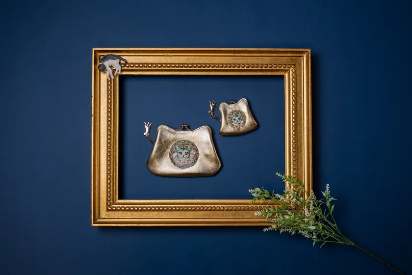 メタリックレザーに手刺繍を施した特別アイテム