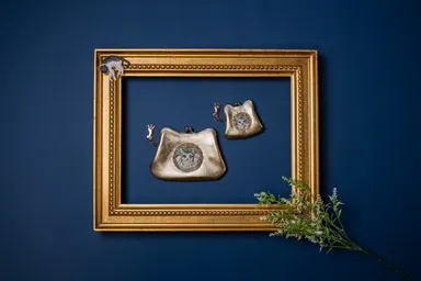 メタリックレザーに手刺繍を施した特別アイテム