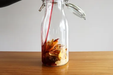 サングリアベースをワインに注ぐ