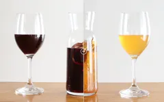 デキャンタにドライフルーツとワインを混和