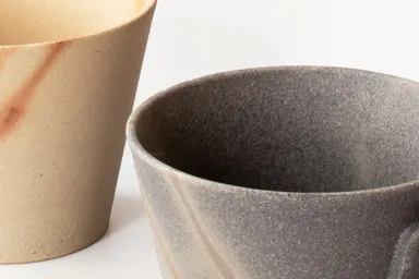 廃棄陶器を原料の一部として活用した再生備前シリーズ。