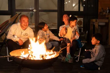 写真(13)：焚き火を囲んでの会話