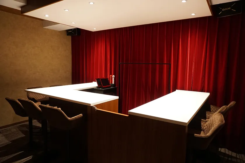 ROOM3『Slip inside the red light's glow』