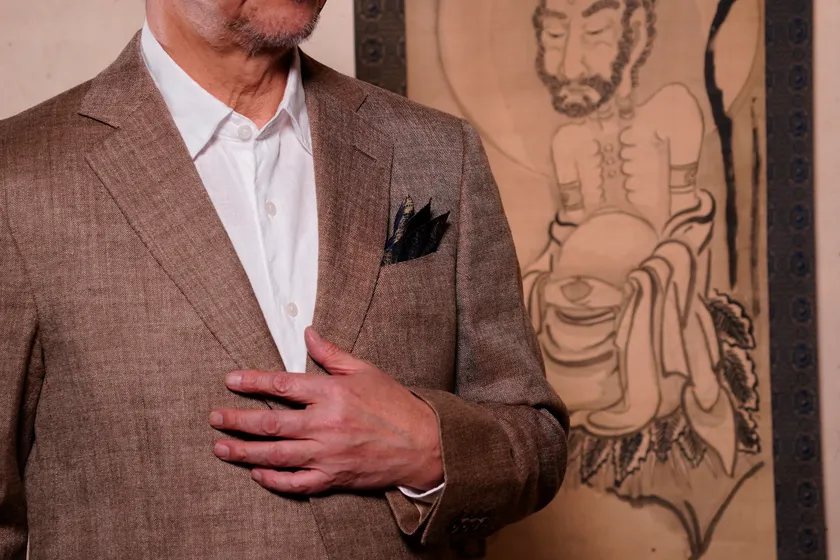 軸装に使う布地「裂地(きれじ)」で表装された絵図とRIKYU CHIEF