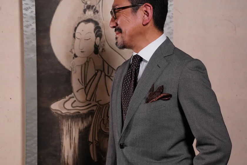 【RIKYU CHIEF】白隠禅師の軸装の前で。モデルが挿しているのは「花文」紋様