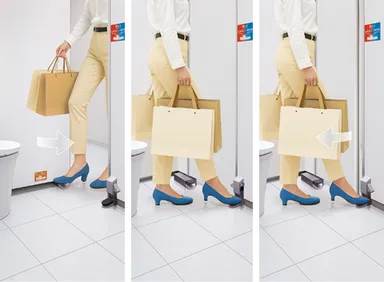 ペダルを踏むと扉がゆっくり閉まります／ペダルを踏むと施錠されます／ペダルを踏むと解錠され、扉がゆっくり開きます