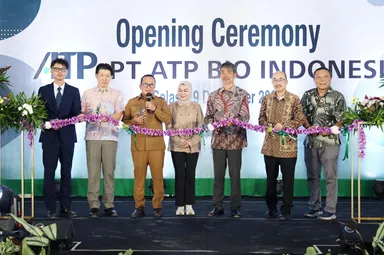 テープカットの様子