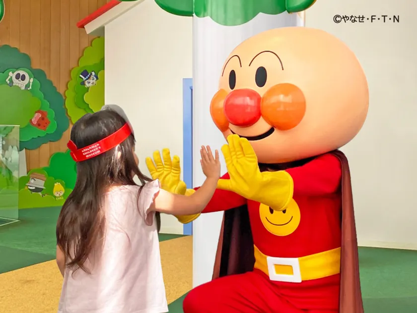 アンパンマンたちとタッチやハグでごあいさつ