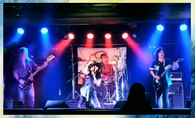 見る者を神速で揺さぶるステージ