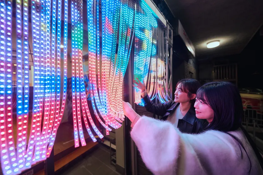 鮮やかなLEDのれんがお出迎え