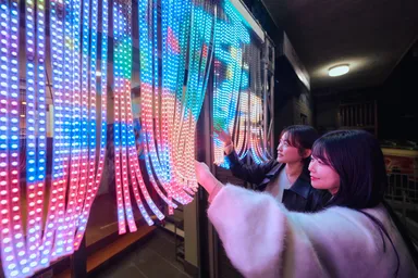 鮮やかなLEDのれんがお出迎え