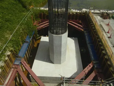 重仮設による山留工事の様子(ヒロセメガビーム(R))