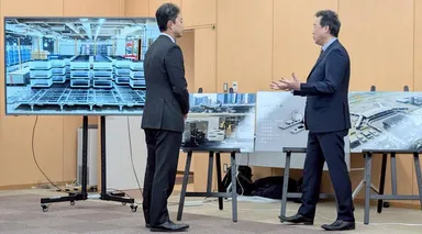 熊谷知事(左)に実証実験の内容を説明する大久保(右）