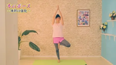 ヨガのポーズを取る藤本美貴さん