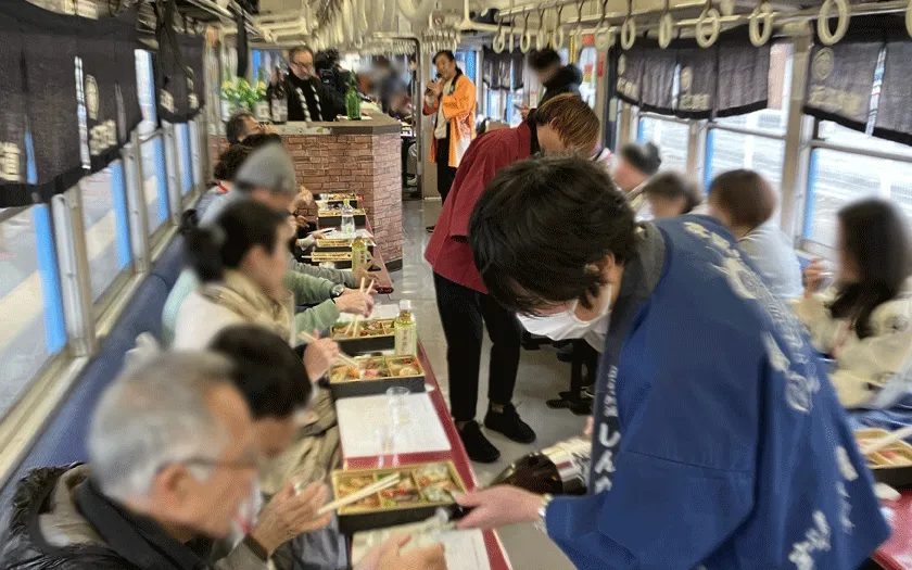 地酒電車車内