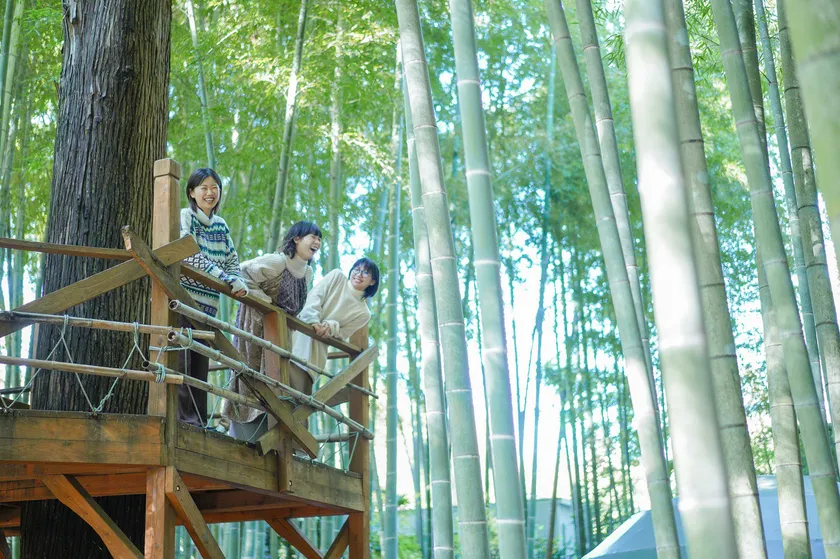 静かな竹林の中は、動物の鳴き声や鳥のさえずりが聴こえてくる幻想的・非日常な空間です。
