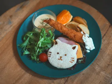 看板猫「ばん＆ぷー」をモチーフにしたオリジナルサンドイッチプレート。