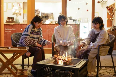 ホットワイン、焚き火での焼きマシュマロ、焼いもなど、冬季ならではの楽しみ方がたくさん。