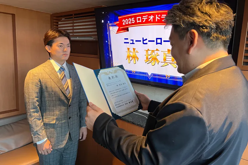 授与式で真剣な表情を見せる林選手