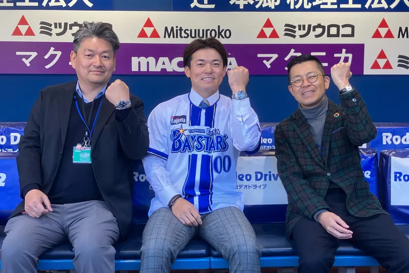写真左から:取締役副社長 岩船 裕二 横浜DeNAベイスターズ 林 琢真選手 取締役副社長 中山 和成