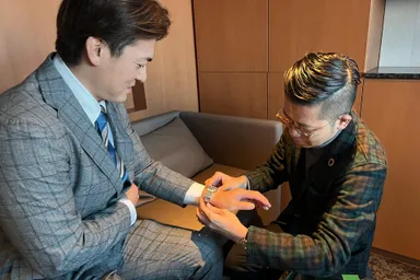 副賞の腕時計の調整を行う林選手