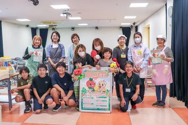 ひなとま食堂の皆さんの集合写真