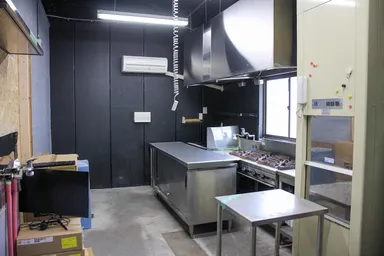 改装前のシェアスペース「繊月」(せんげつ)厨房