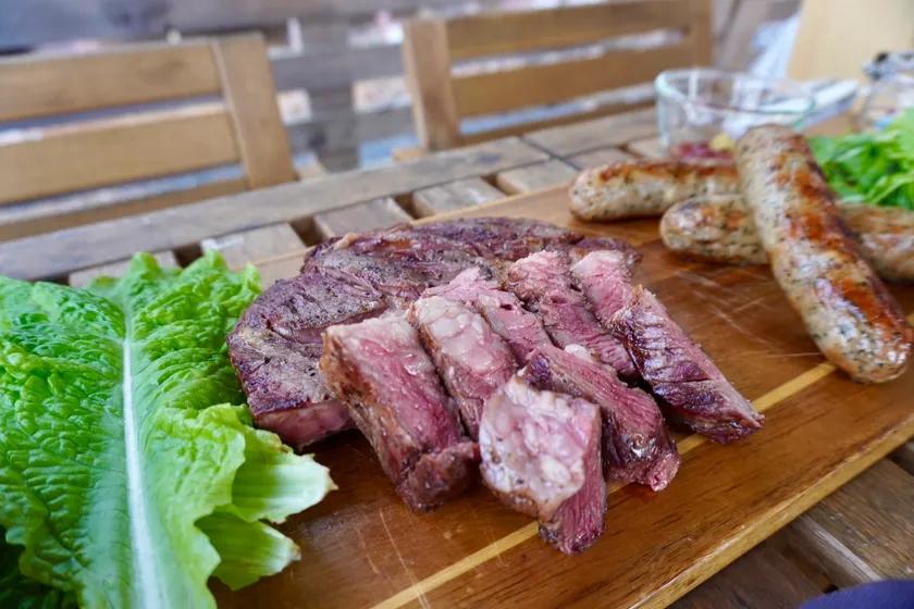 2食付プラン夕食(チャックロールステーキ&ハーブソーセージ)