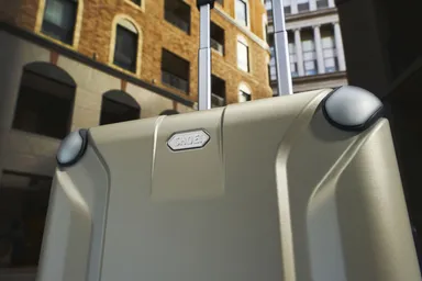 アルマイト仕上げのロゴとコーナープロテクター