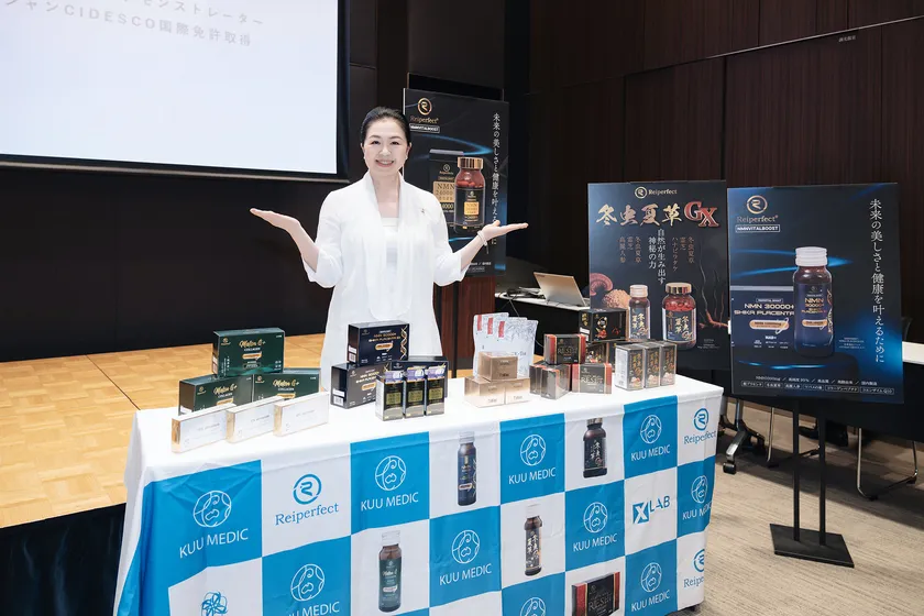 空メディック「Reiperfect」シリーズ商品と森柾 秀美先生で記念撮影