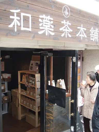 カウンターで試飲ができます