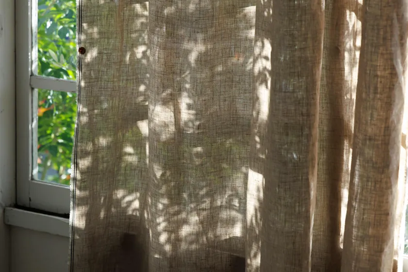 光や景色と一体化した黒大麻カーテン