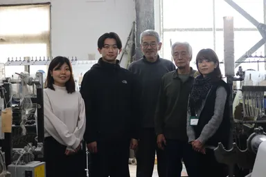 滋賀県湖東地域で古くから麻を織っている藤居織物さん(中央と右から2番目)と滋賀麻工業さん(左から2番目)