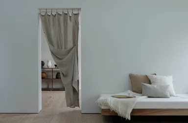 目隠しとしての使用例.廃棄生地をなくす観点からタッセルはありません